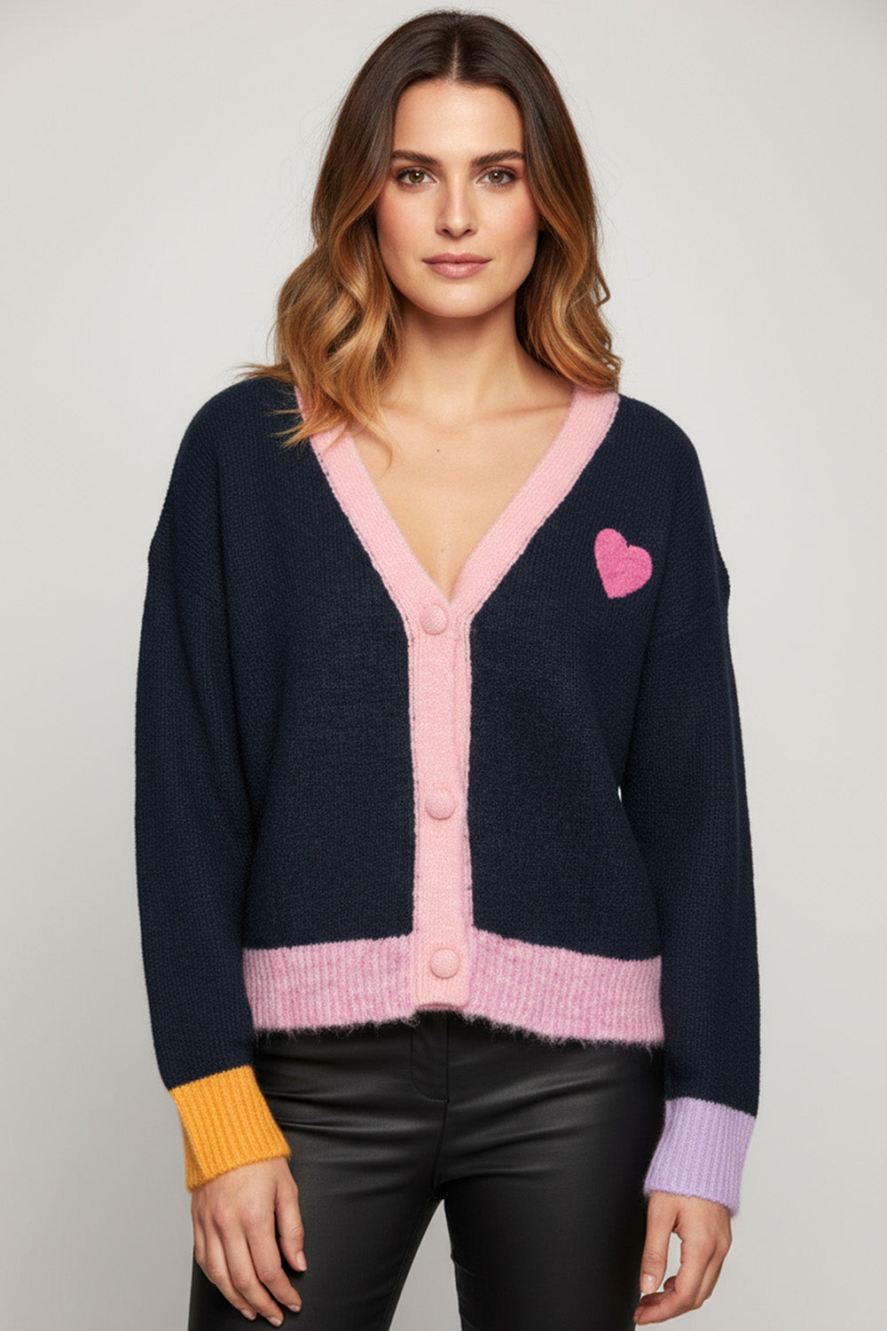 Πλεκτή ζακέτα Love Los Angeles σε σκούρο μπλε με ροζ λεπτομέρειες και χρωματιστές μανσέτες – Ellisargi Boutique