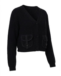 Γυναικεία πλεκτή ζακέτα σε μαύρο χρώμα με κουμπιά, V λαιμόκοψη και διακοσμητικές μπροστινές τσέπες.