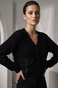 Γυναικεία πλεκτή ζακέτα σε μαύρο χρώμα με κουμπιά, V λαιμόκοψη και διακοσμητικές μπροστινές τσέπες.