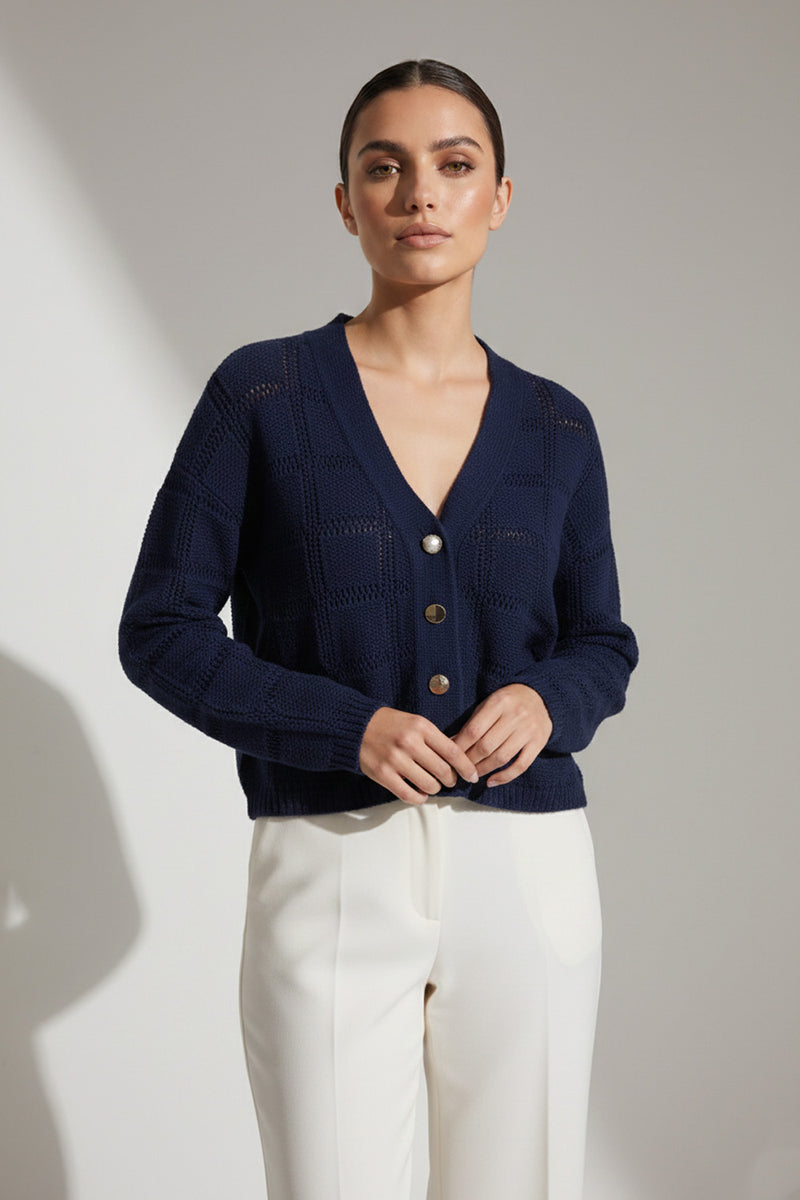 Γυναικεία navy πλεκτή ζακέτα με V λαιμόκοψη και κουμπιά σε γεωμετρική πλέξη