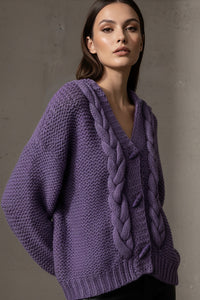 Πλεκτή γυναικεία ζακέτα με πλεξούδες και V ντεκολτέ σε μωβ απόχρωση, φορεμένη σε μοντέλο.