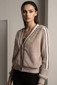 Πλεκτή ζακέτα με teddy υφή και πλεκτά μανίκια σε ουδέτερη απόχρωση, φορεμένη από μοντέλο.