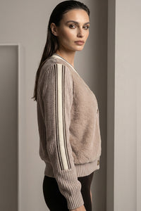 Πλεκτή ζακέτα με teddy υφή και πλεκτά μανίκια σε ουδέτερη απόχρωση, φορεμένη από μοντέλο.
