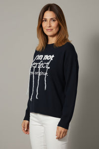 Μπλε πλεκτό “I’m not perfect” με λευκό σχέδιο