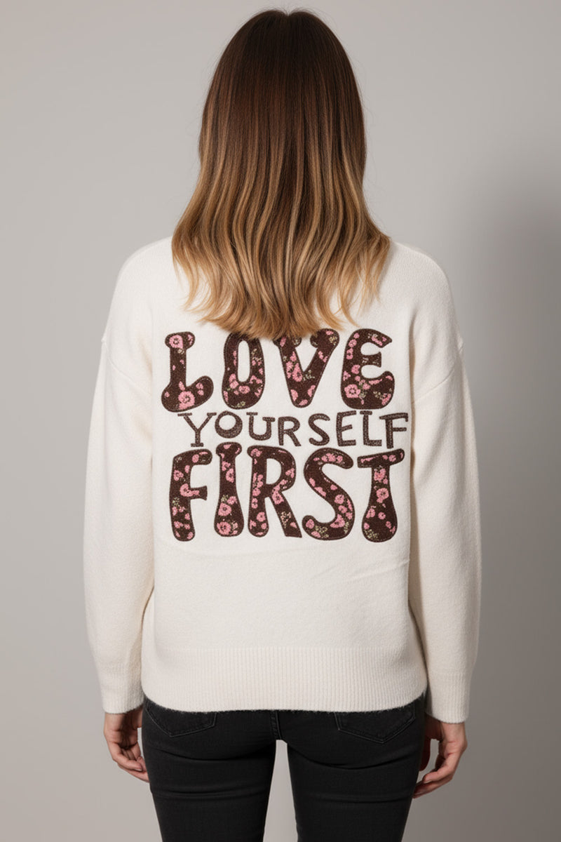 Εκρού πλεκτό με V λαιμόκοψη και στάμπα “Love Yourself First” από την Ellisargi Boutique