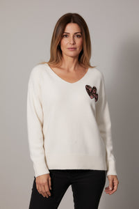 Εκρού πλεκτό με V λαιμόκοψη και στάμπα “Love Yourself First” από την Ellisargi Boutique