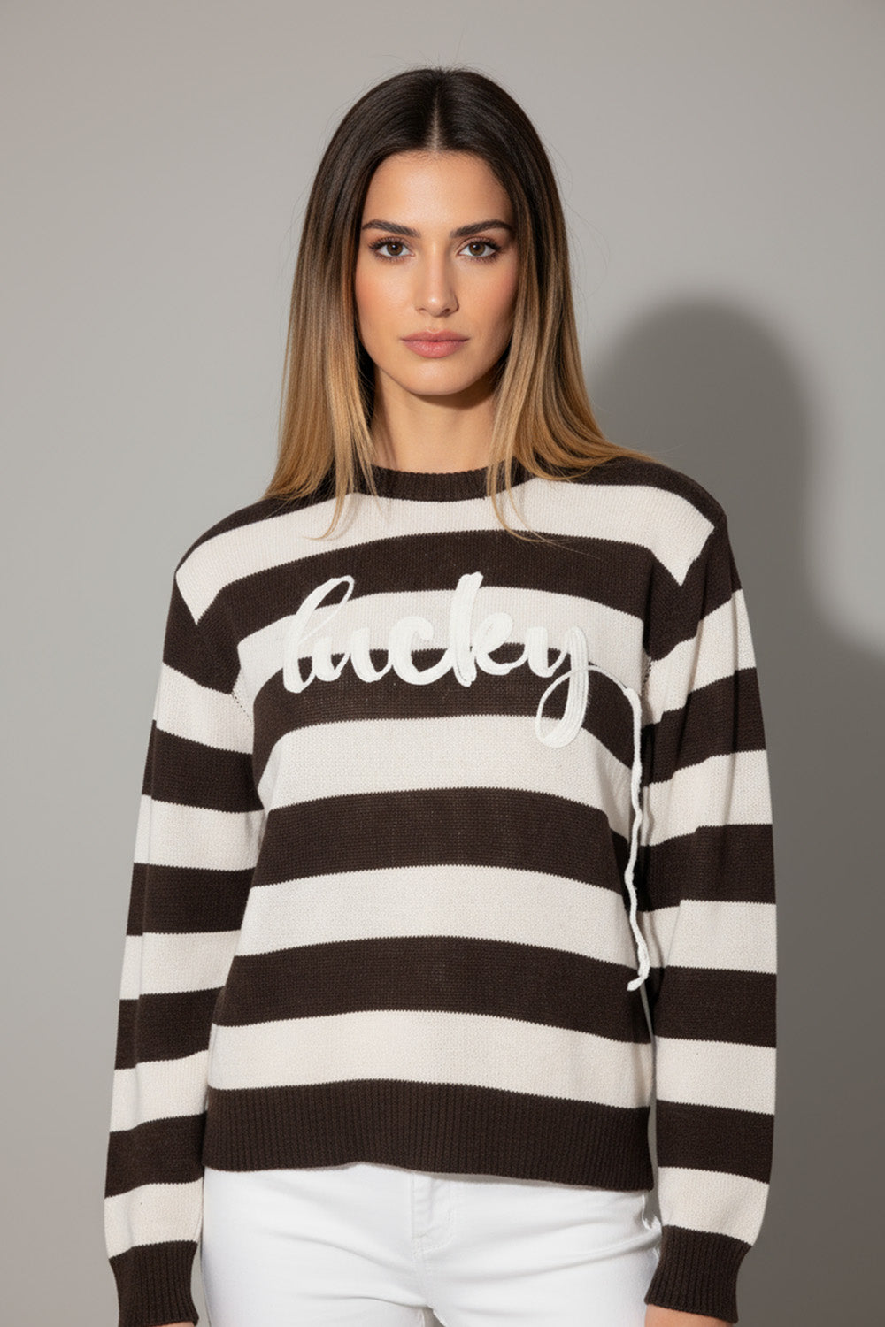 Ριγέ καφέ-εκρού πλεκτό με ανάγλυφη λέξη “Lucky” από την Ellisargi Boutique