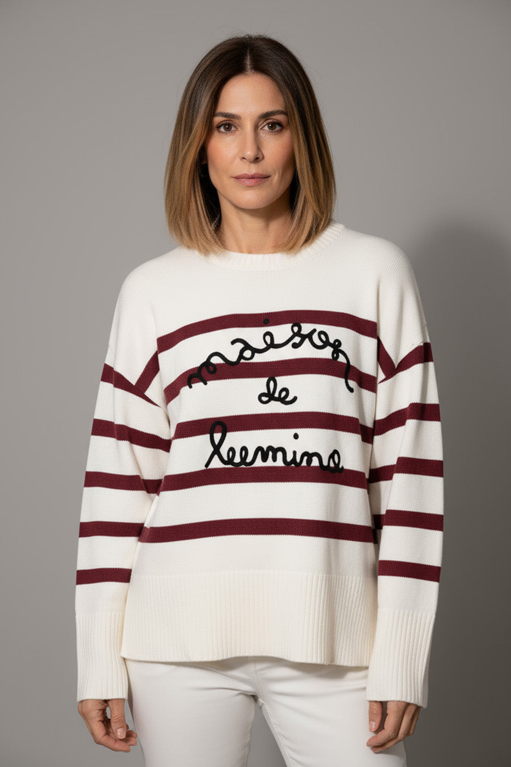 Ριγέ εκρού-μπορντό πλεκτό με επιγραφή “Maison de Leeming” από την Ellisargi Boutique