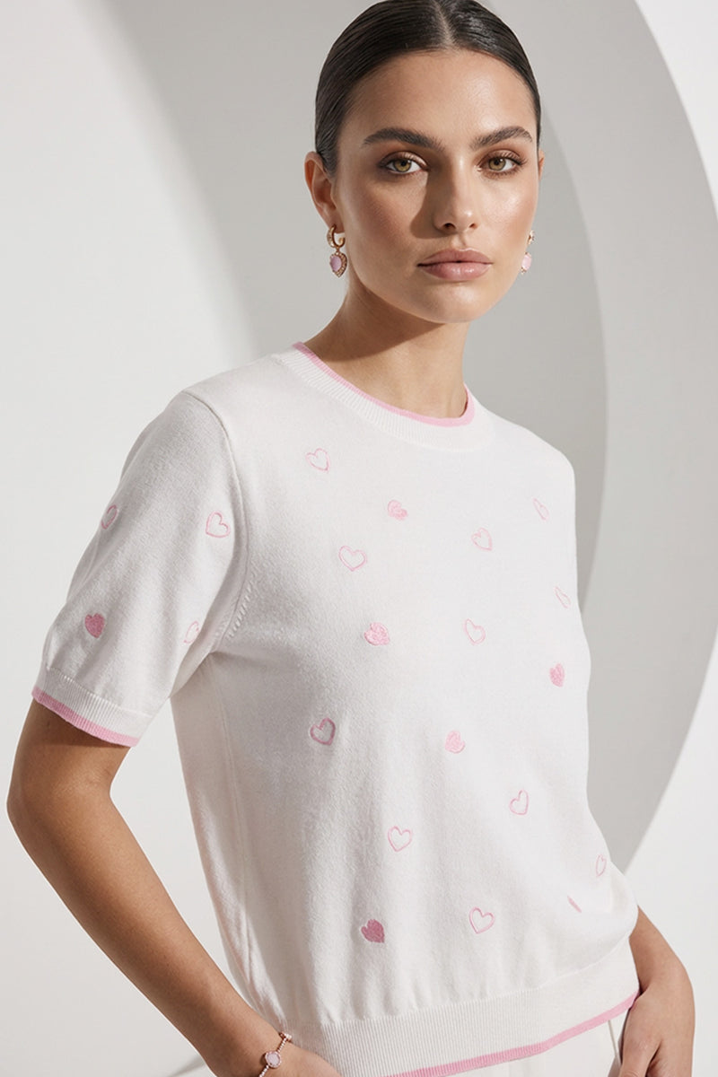 πλεκτό γυναικείο top εκρού με ροζ καρδιές και κοντό μανίκι