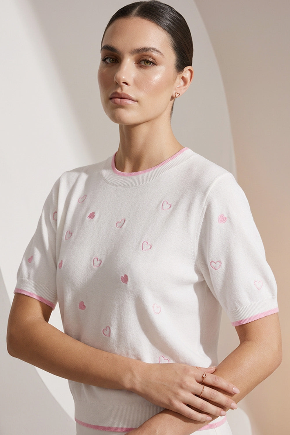 πλεκτό γυναικείο top εκρού με ροζ καρδιές και κοντό μανίκι