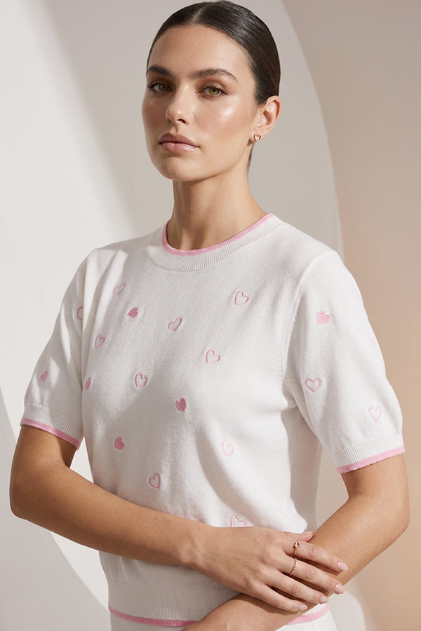 πλεκτό γυναικείο top εκρού με ροζ καρδιές και κοντό μανίκι