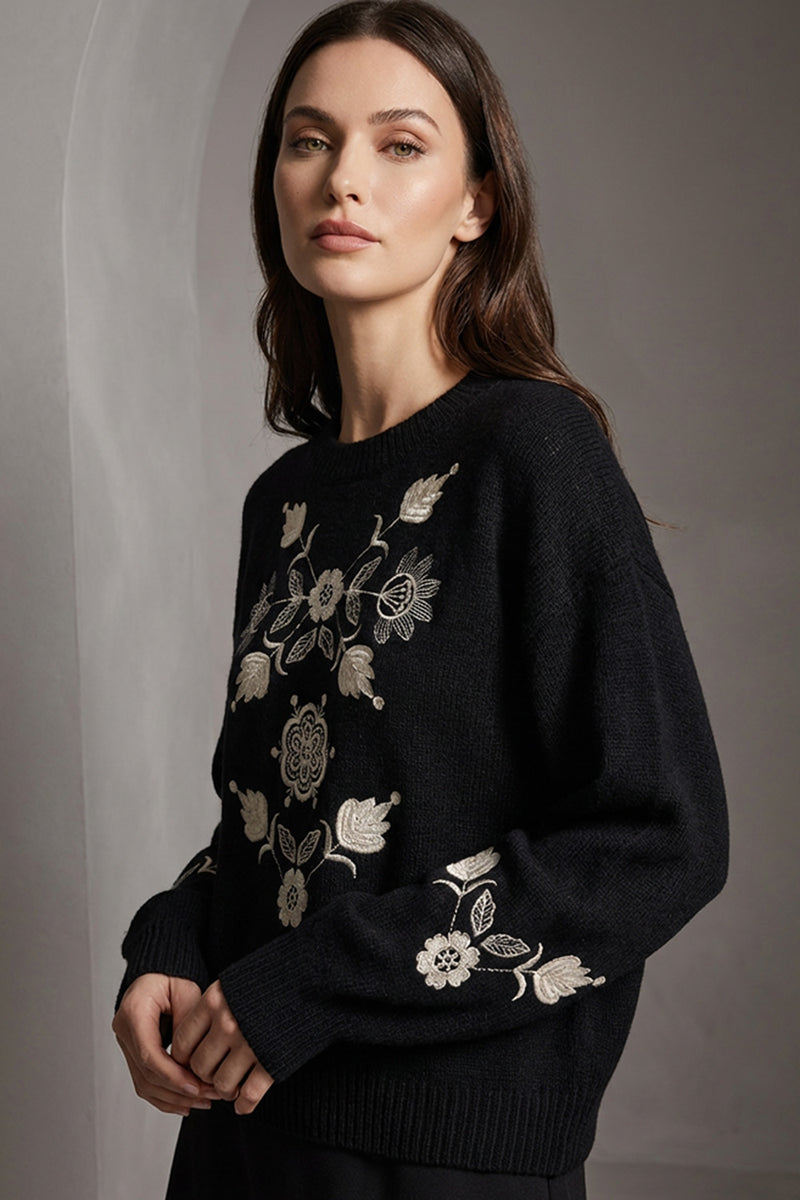 Μαύρο πλεκτό πουλόβερ με κεντημένο floral σχέδιο σε εκρού αποχρώσεις, φορεμένο από μοντέλο.