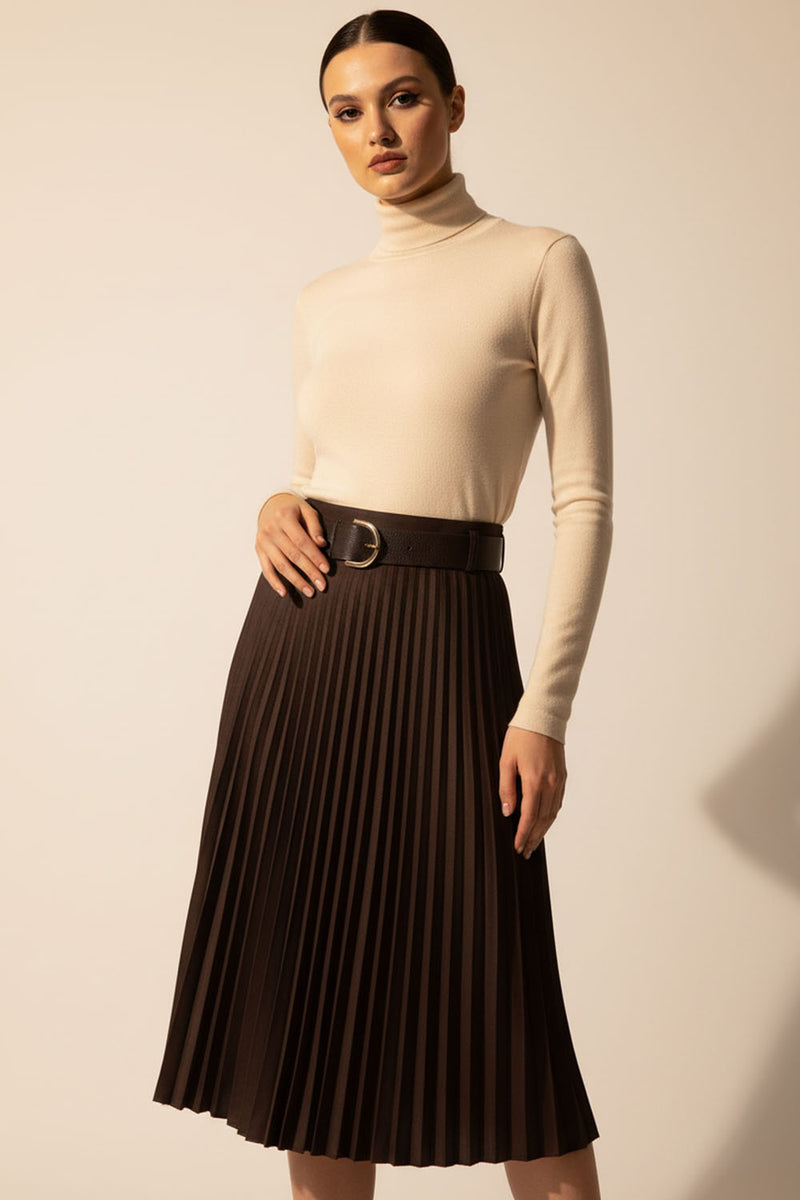 Καφέ πλισέ μίντι φούστα με ζώνη και αγκράφα σε στούντιο φωτογράφιση