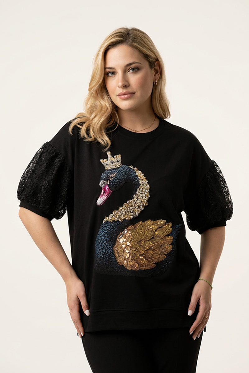 Plus size one size μαύρη μπλούζα με print κύκνου και δαντελένια μανίκια