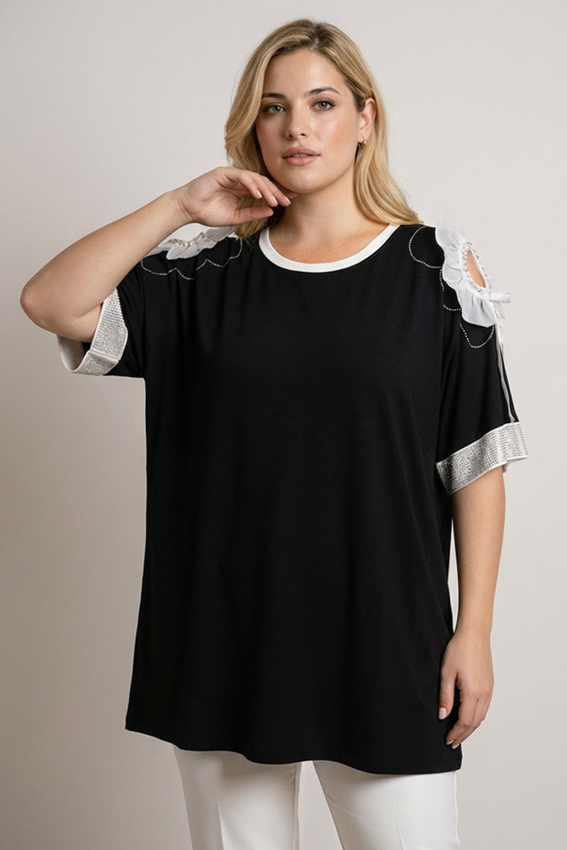 Plus size one size μαύρη μπλούζα με cut-out ώμους και διακοσμητικές λεπτομέρειες