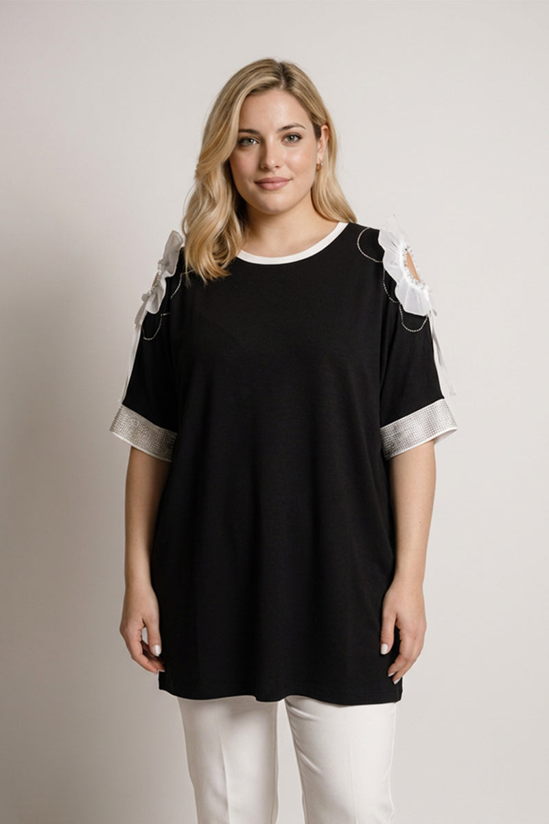 Plus size one size μαύρη μπλούζα με cut-out ώμους και διακοσμητικές λεπτομέρειες
