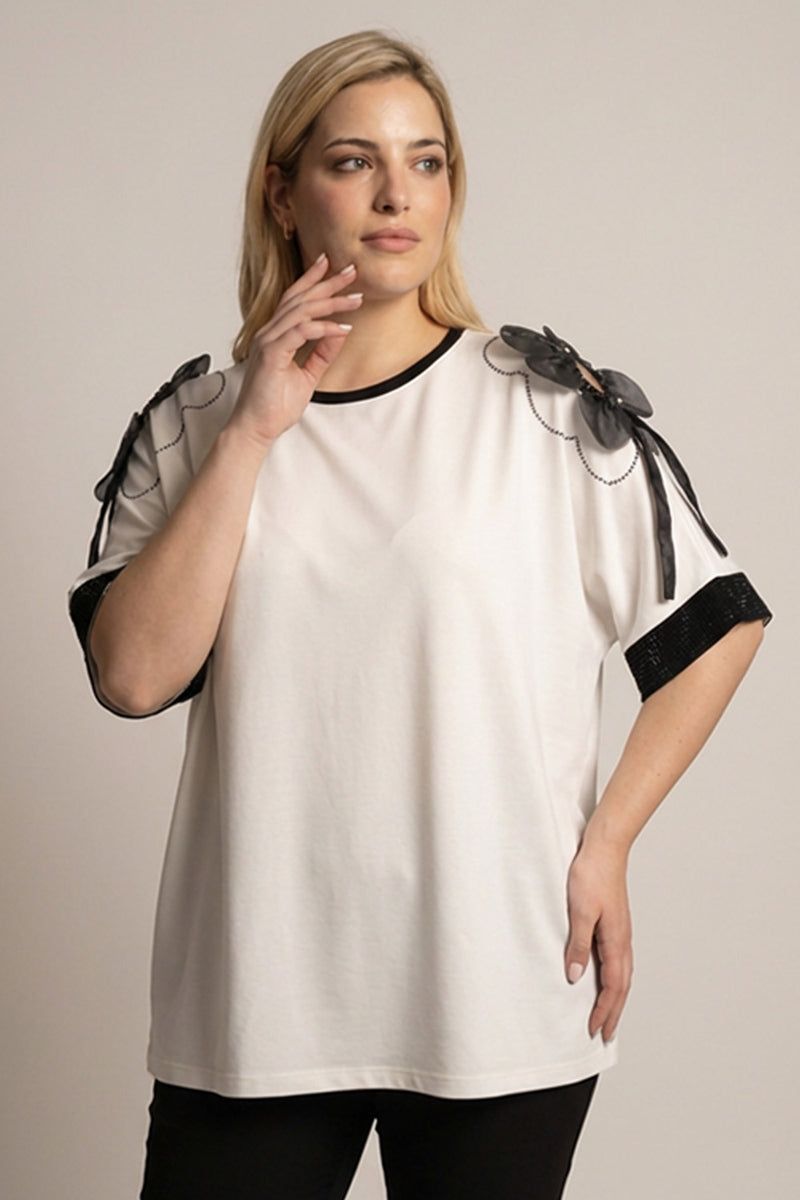 Plus size one size εκρού μπλούζα με μαύρες λεπτομέρειες και διακοσμητικά στοιχεία στους ώμους