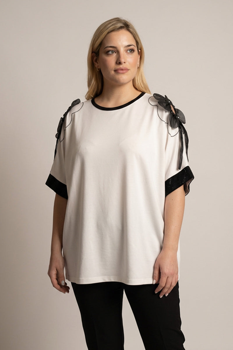 Plus size one size εκρού μπλούζα με μαύρες λεπτομέρειες και διακοσμητικά στοιχεία στους ώμους