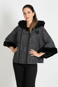 Πόντσο ανθρακί με γούνινη κουκούλα, strass λεπτομέρεια και φερμουάρ, one size έως 160 εκ. στήθος.