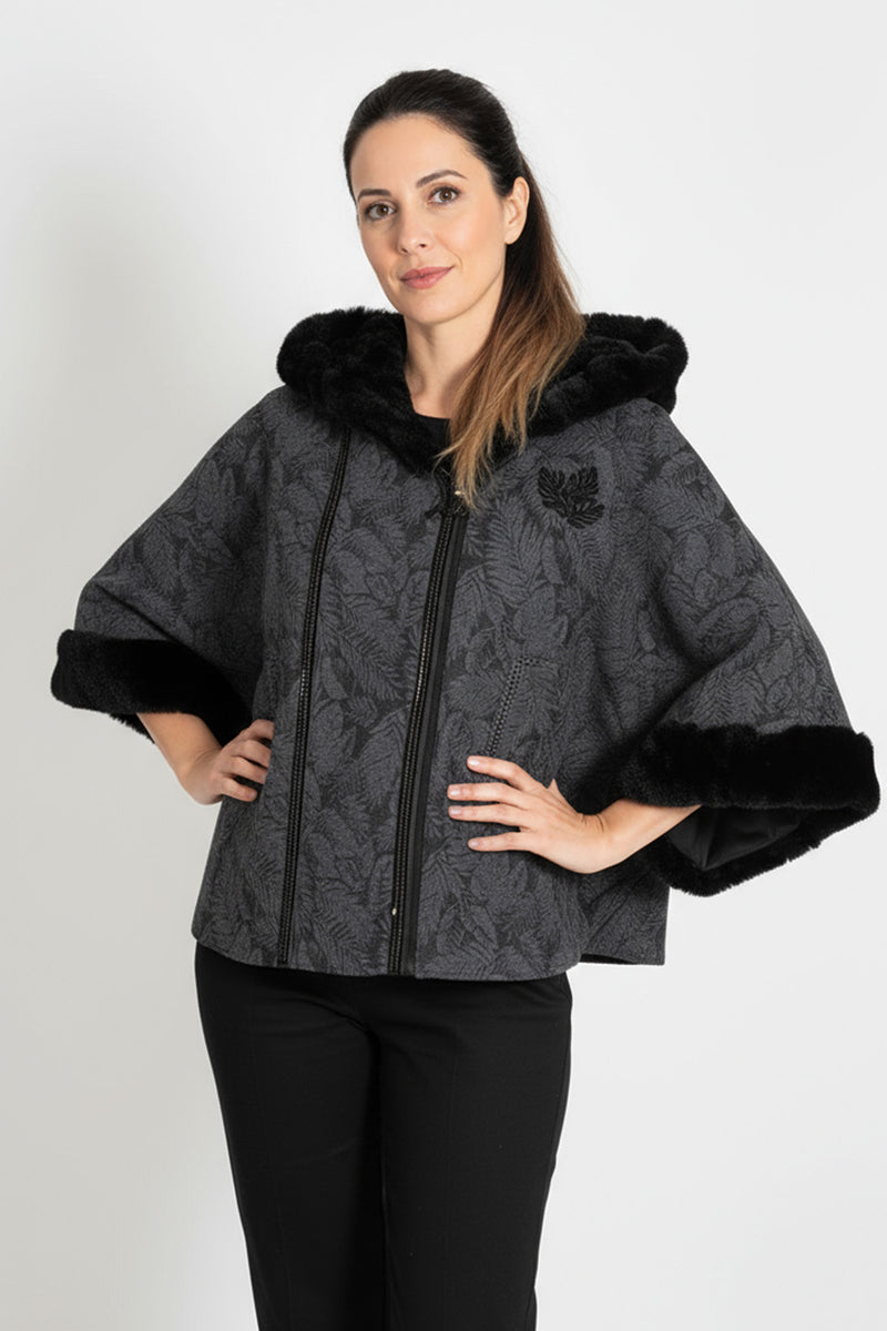 Πόντσο ανθρακί με γούνινη κουκούλα, strass λεπτομέρεια και φερμουάρ, one size έως 160 εκ. στήθος.