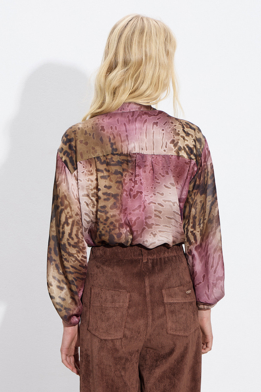 Πουκάμισο animal print σε γήινους τόνους με κουμπιά και μακριά μανίκια σε γυναικείο μοντέλο