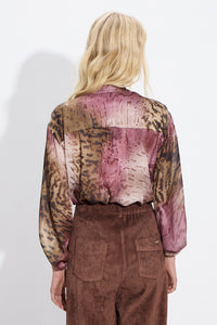 Πουκάμισο animal print σε γήινους τόνους με κουμπιά και μακριά μανίκια σε γυναικείο μοντέλο