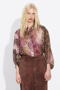 Πουκάμισο animal print σε γήινους τόνους με κουμπιά και μακριά μανίκια σε γυναικείο μοντέλο