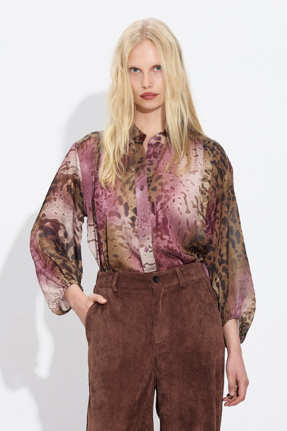 Πουκάμισο animal print σε γήινους τόνους με κουμπιά και μακριά μανίκια σε γυναικείο μοντέλο