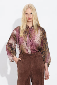 Πουκάμισο animal print σε γήινους τόνους με κουμπιά και μακριά μανίκια σε γυναικείο μοντέλο
