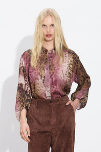 Πουκάμισο animal print σε γήινους τόνους με κουμπιά και μακριά μανίκια σε γυναικείο μοντέλο