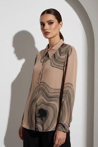 Μπεζ πουκάμισο με αφηρημένο μαύρο print και άνετη κομψή γραμμή