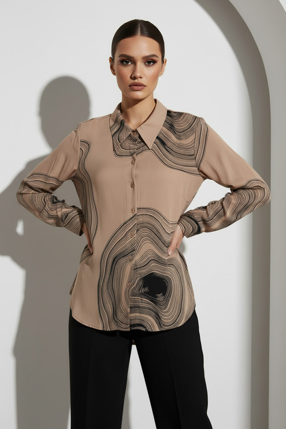 Μπεζ πουκάμισο με αφηρημένο μαύρο print και άνετη κομψή γραμμή