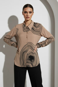 Μπεζ πουκάμισο με αφηρημένο μαύρο print και άνετη κομψή γραμμή