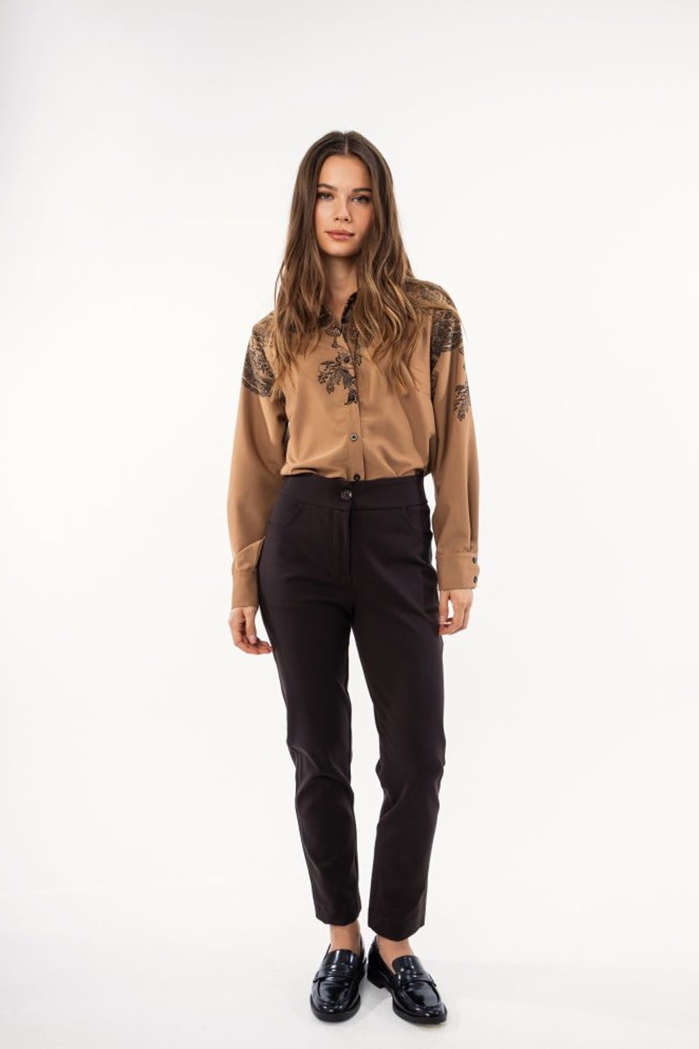 Κάμελ πουκάμισο με σκούρο φλοράλ μοτίβο και κουμπιά μπροστά – Ellisargi Boutique