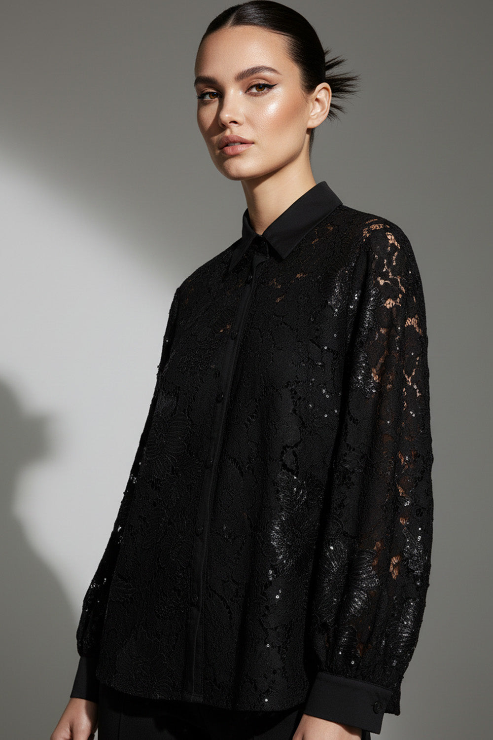 Μαύρο δαντελένιο πουκάμισο με διακριτικές παγιέτες και balloon μανίκια με μανσέτα σε άνετη γραμμή.
