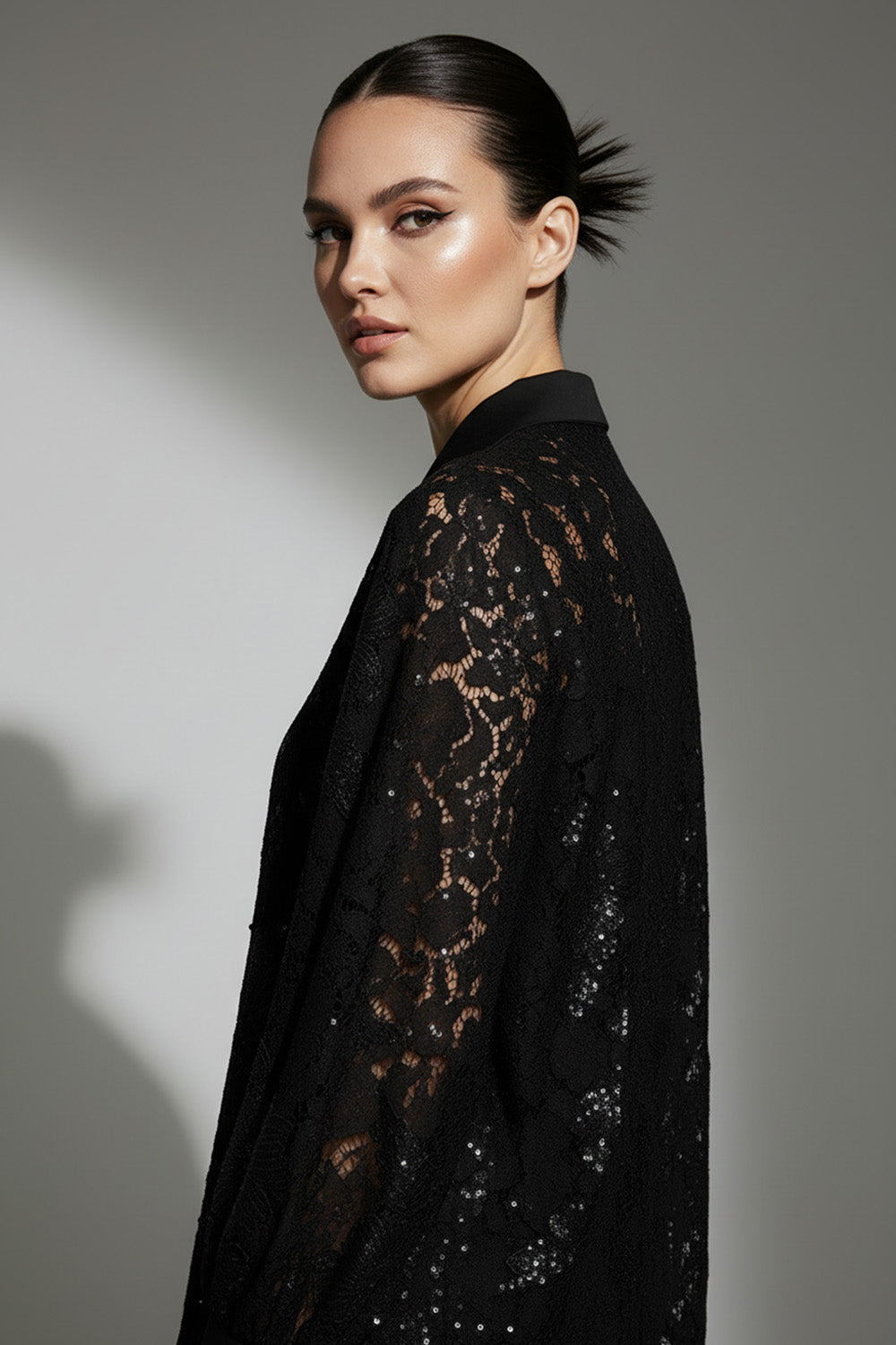 Μαύρο δαντελένιο πουκάμισο με διακριτικές παγιέτες και balloon μανίκια με μανσέτα σε άνετη γραμμή.
