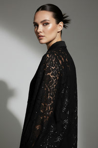 Μαύρο δαντελένιο πουκάμισο με διακριτικές παγιέτες και balloon μανίκια με μανσέτα σε άνετη γραμμή.