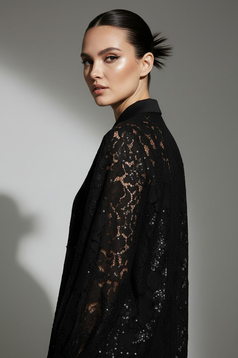 Μαύρο δαντελένιο πουκάμισο με διακριτικές παγιέτες και balloon μανίκια με μανσέτα σε άνετη γραμμή.