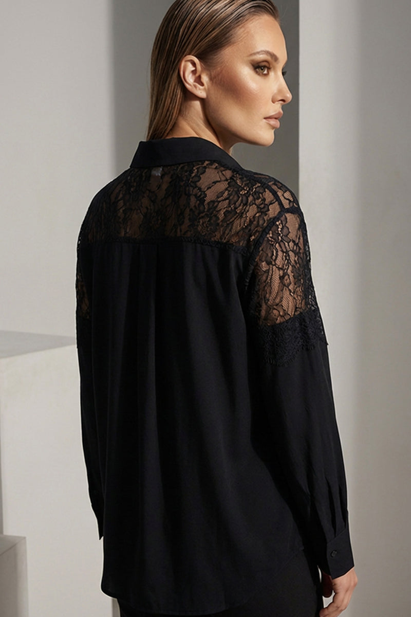 Γυναικείο μαύρο πουκάμισο με δαντέλα στο επάνω μέρος και στα μανίκια, μακριά μανίκια και χαλαρή γραμμή, εμπρός και πίσω όψη.
