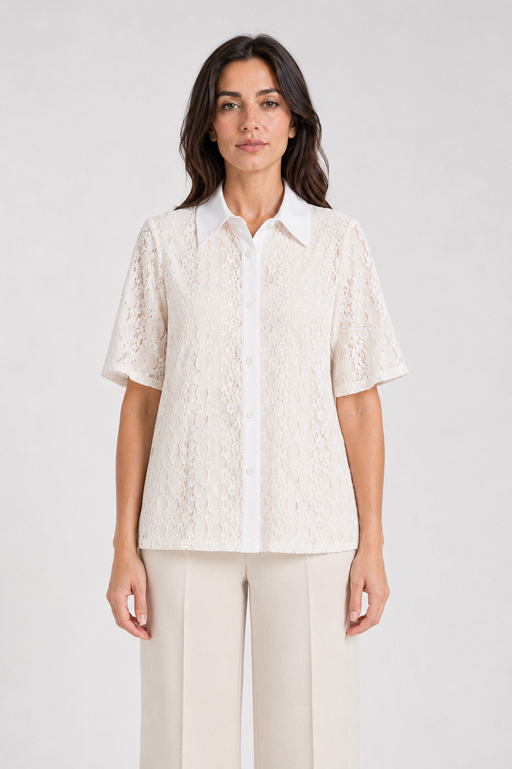 Γυναικείο off white δαντελένιο πουκάμισο με γιακά, κουμπιά μπροστά και κοντό μανίκι.
