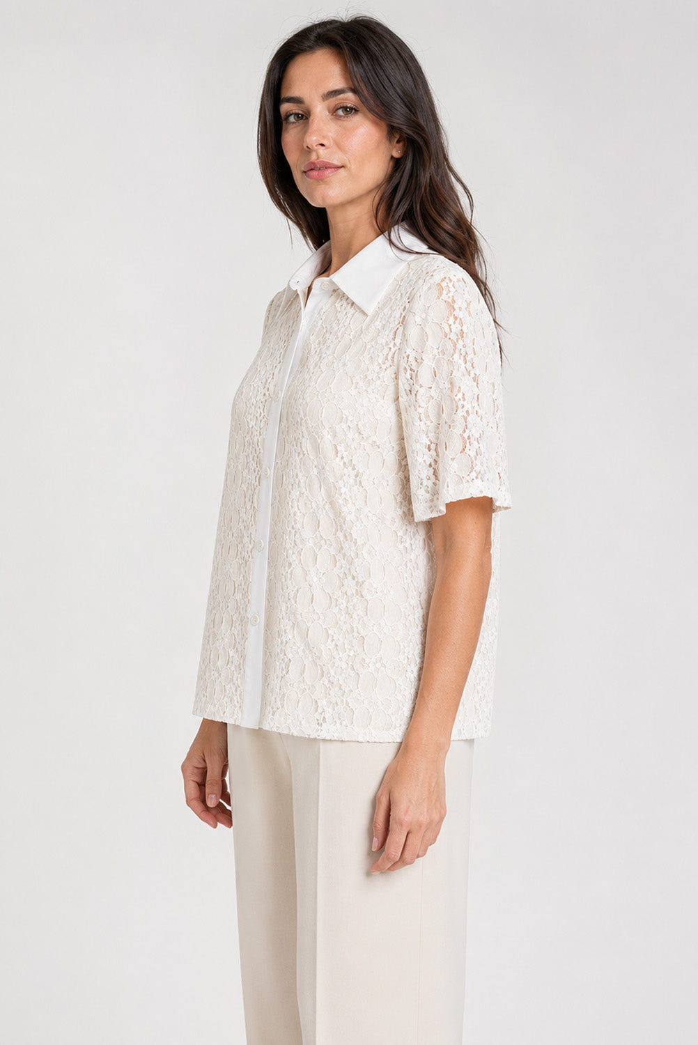Γυναικείο off white δαντελένιο πουκάμισο με γιακά, κουμπιά μπροστά και κοντό μανίκι.