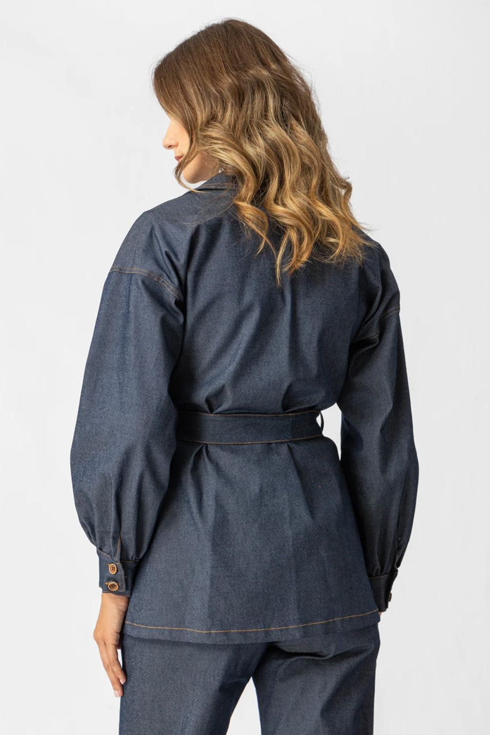 Πουκάμισο denim με ζώνη, utility τσέπες και balloon μανίκια σε σκούρο μπλε από το Ellisargi Boutique