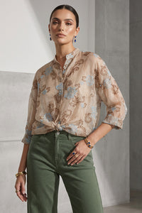 Γυναικείο διάφανο μπεζ πουκάμισο με floral διακοσμητικό σχέδιο και χαλαρή γραμμή, φορεμένο με πράσινο παντελόνι.