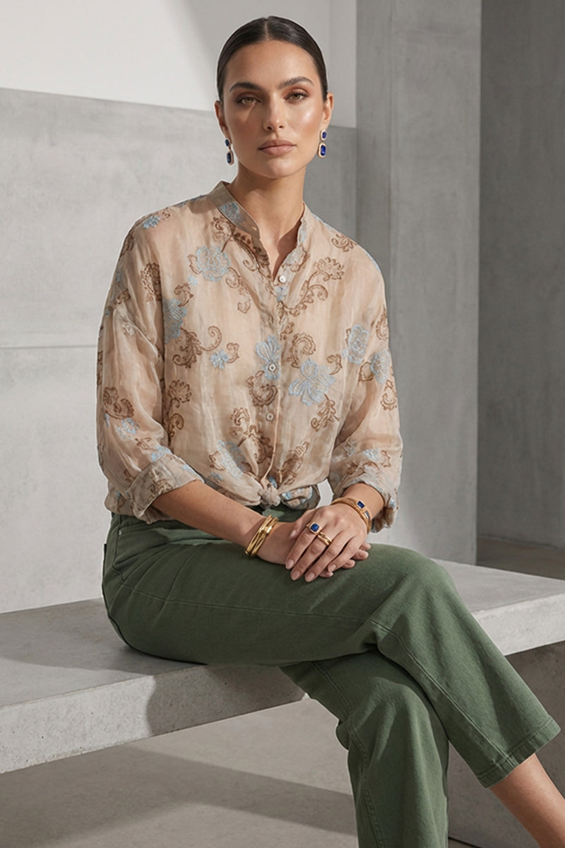 Γυναικείο διάφανο μπεζ πουκάμισο με floral διακοσμητικό σχέδιο και χαλαρή γραμμή, φορεμένο με πράσινο παντελόνι.