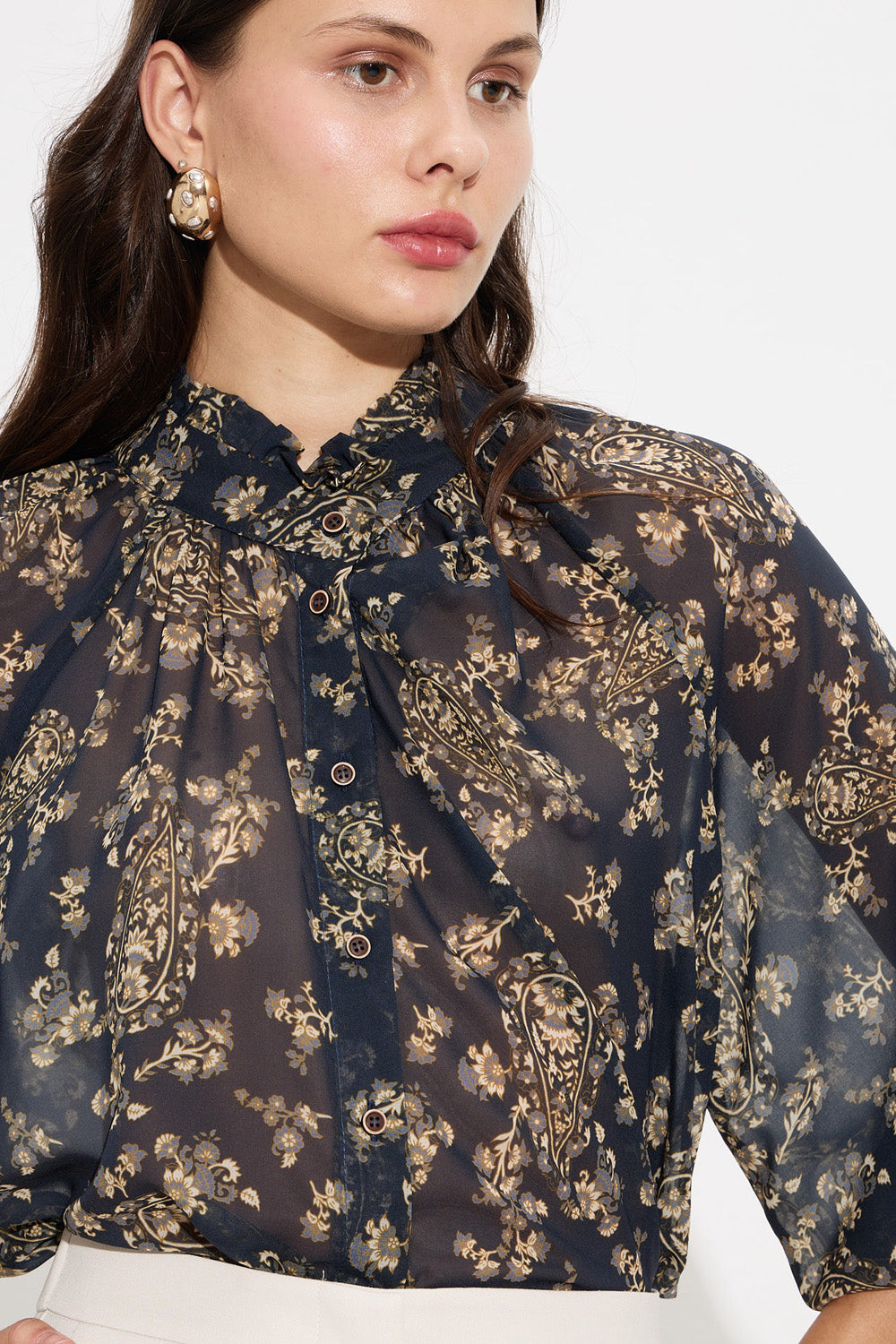 Γυναικείο ημιδιάφανο φλοράλ πουκάμισο σε σκούρο μπλε χρώμα με 3/4 μανίκια και κουμπιά μπροστά.