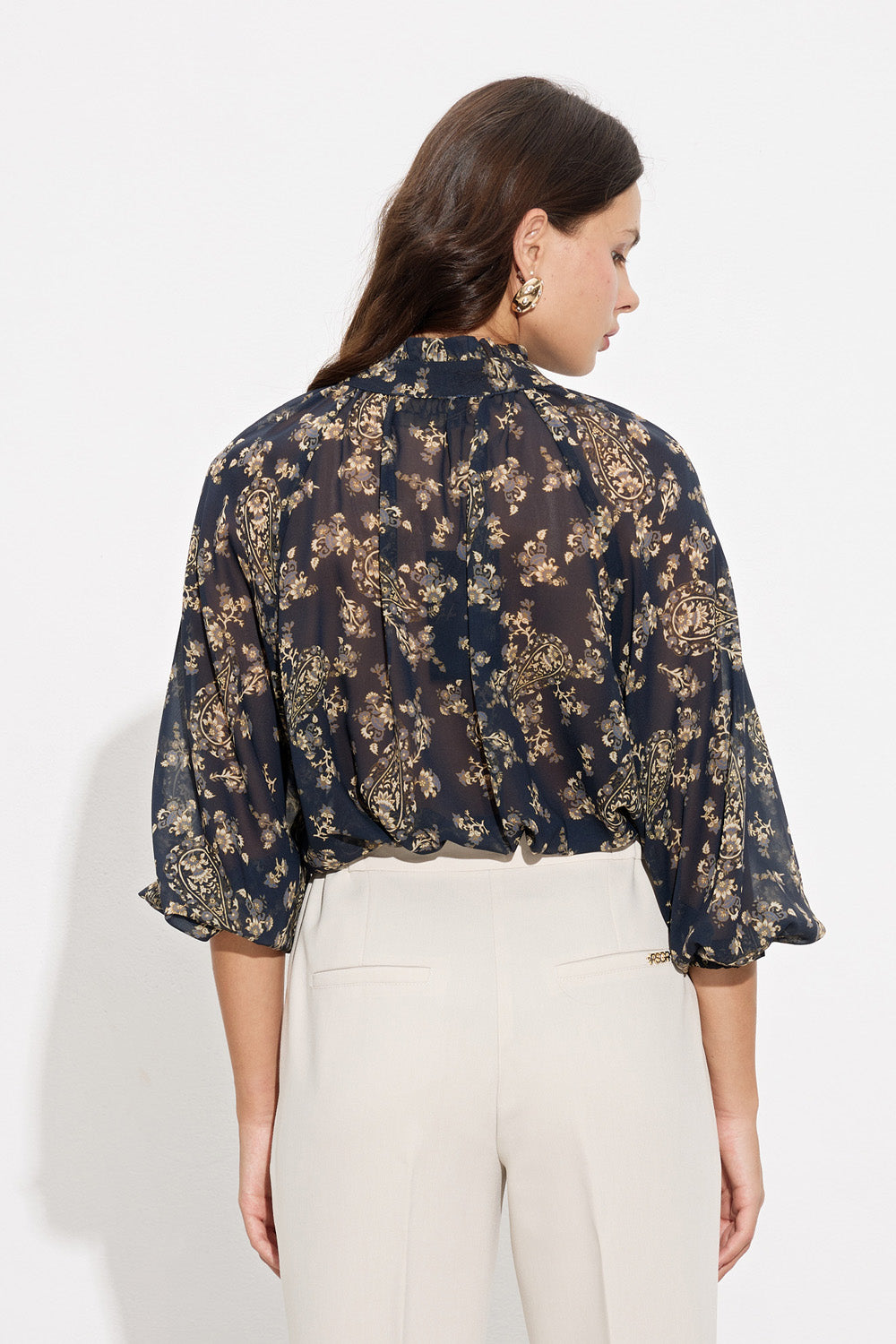 Γυναικείο ημιδιάφανο φλοράλ πουκάμισο σε σκούρο μπλε χρώμα με 3/4 μανίκια και κουμπιά μπροστά.