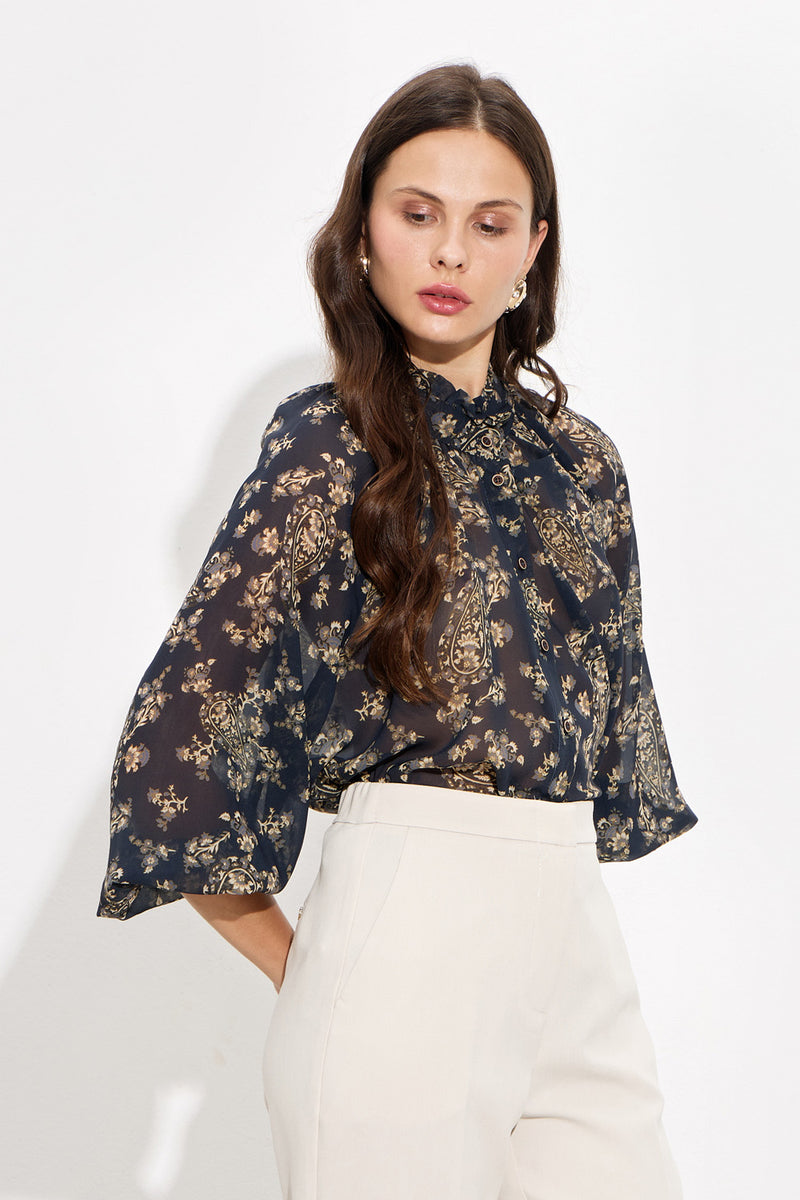 Γυναικείο ημιδιάφανο φλοράλ πουκάμισο σε σκούρο μπλε χρώμα με 3/4 μανίκια και κουμπιά μπροστά.