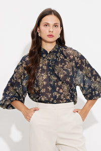 Γυναικείο ημιδιάφανο φλοράλ πουκάμισο σε σκούρο μπλε χρώμα με 3/4 μανίκια και κουμπιά μπροστά.