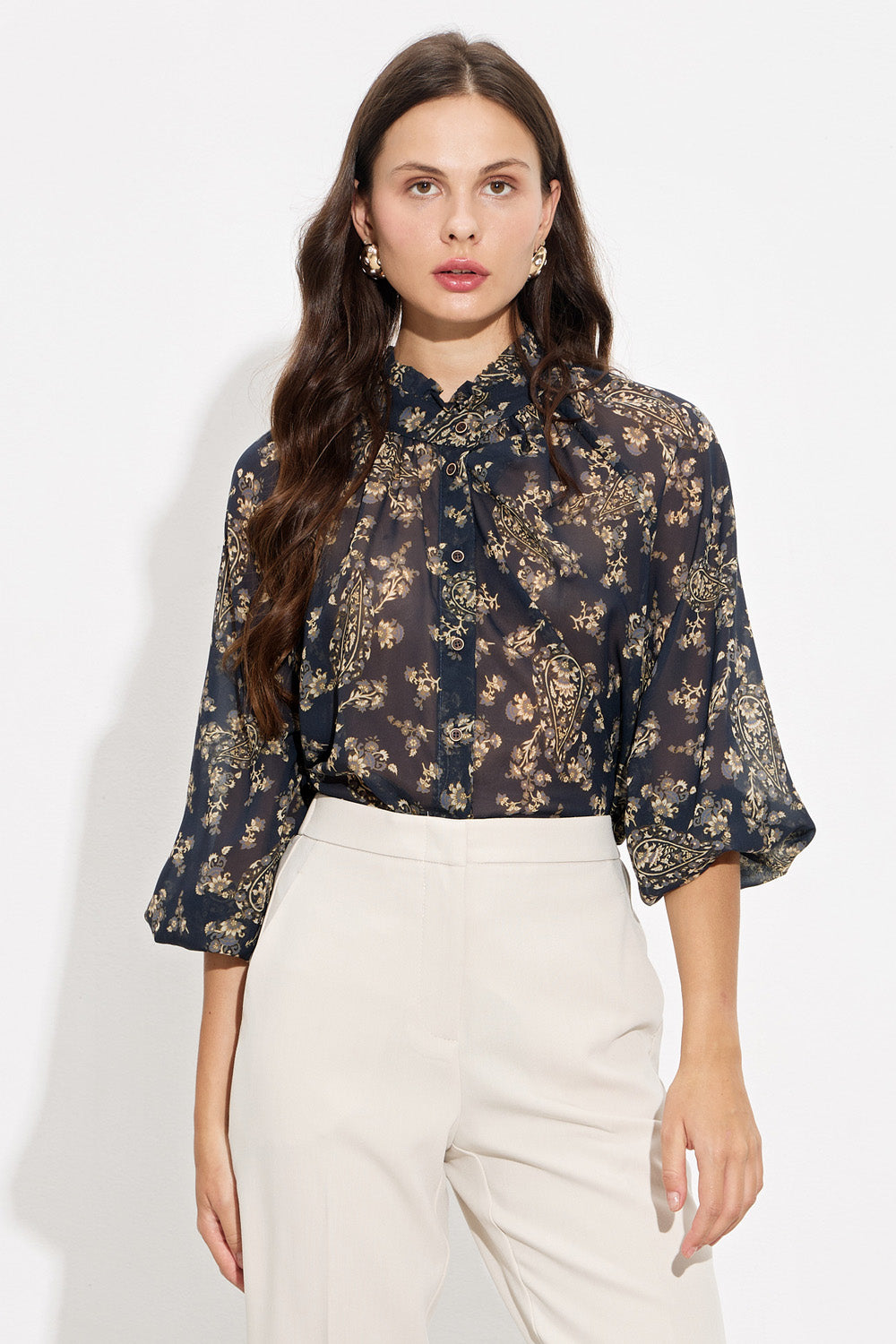 Γυναικείο ημιδιάφανο φλοράλ πουκάμισο σε σκούρο μπλε χρώμα με 3/4 μανίκια και κουμπιά μπροστά.
