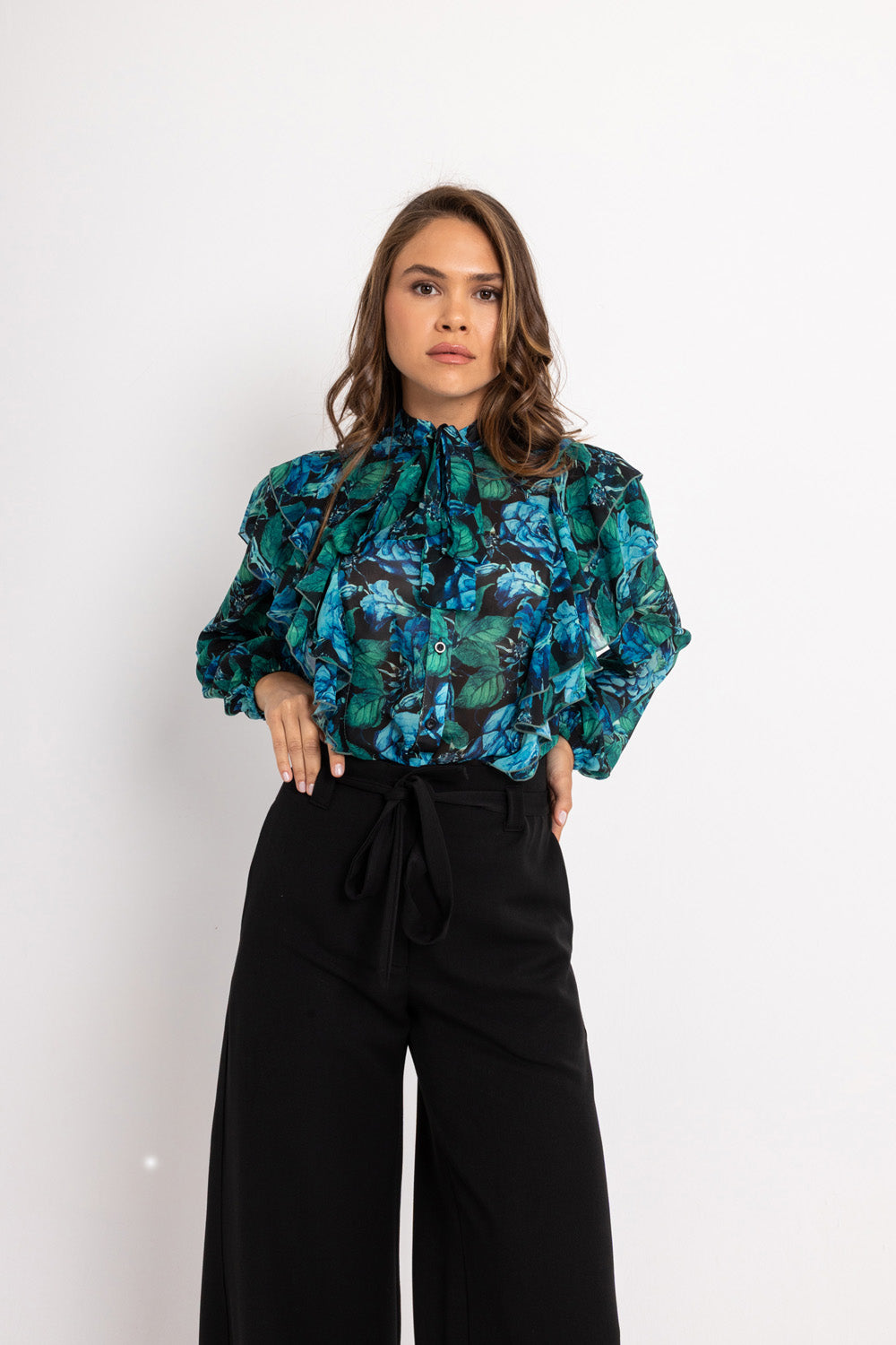 Πουκάμισο γαλαζοπράσινο με βολάν και balloon μανίκια σε floral σχέδιο